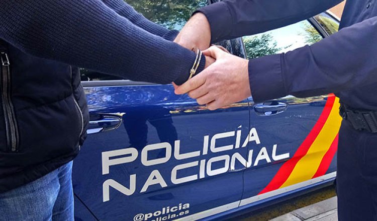 Tres detenidos por robar a una mujer en silla de ruedas 10.000 euros tras salir del banco