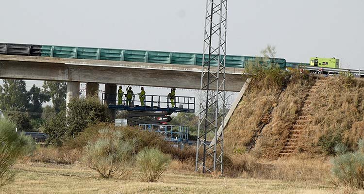 Obras de mejora en el puente de la A-5 que da acceso a Torrehierro