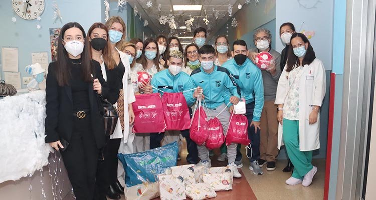 El Soliss FS Talavera lleva regalos a los niños del hospital
