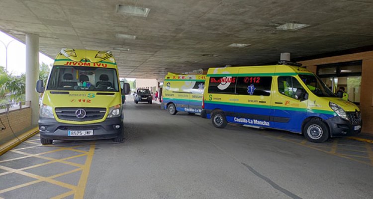 Cuatro heridos por la colisión entre un turismo y un camión en la rotonda de Cazalegas
