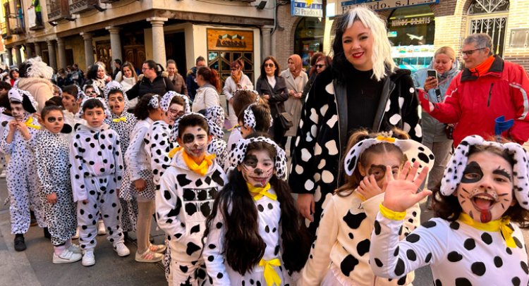 El colegio Juan Ramón Jiménez celebra su Carnaval desfilando por las calles de Talavera