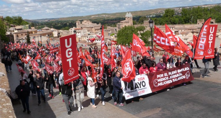 Cerca de un millar de personas participan en la manifestación del Primero de Mayo en Toledo