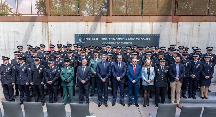 El Gobierno de Castilla-La Mancha condecora a 92 agentes de la Policía Local